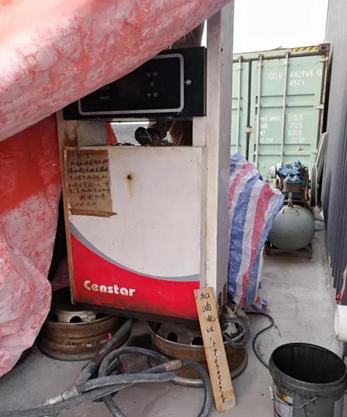 2018年11月1日，中央第三生態環境保護督察組進駐山東省開展&ldquo;回頭看&rdquo;。通過對相關部門走訪問詢，并抽查有關企業，發現山東省物流運輸企業違規使用普通柴油或其他高硫分燃油問題依然十分突出，柴油貨車尾氣污染嚴重。  一、基本情況  《大氣污染防治法》明確，禁止向汽車和摩托車銷售普通柴油以及其他非機動車用燃料。第一輪中央環保督察反饋指出，山東省以普通柴油替代車用柴油的情況較多，濱州等地市大量物流運輸企業違規使用普通柴油，尾氣污染問題突出。  為此，山東省整改方案要求，杜絕違規使用普通柴油的情況，并明確由原省工商局負責部署推進相應整改工作。原省工商局于2018年8月1日上報山東省環境保護督察反饋意見整改工作領導小組，聲稱該問題完成整改并銷號。  二、主要問題  督察發現，原山東省工商局作為整改責任主體沒有認真履行整改職責，未就整改工作進行部署推進，整改任務目標完全落空，全省物流運輸企業違規使用普通柴油或高硫分燃油問題依然普遍存在。  （一）違規售油無人管。督察組抽查3個地市的4家煉化公司，發現這些煉化公司違規大量向物流運輸企業銷售普通柴油或其他高硫分燃油，導致這些柴油大量替代車用柴油使用，污染嚴重。2018年，東營齊潤化工有限公司將3萬余噸硫含量近2000mg/kg的常壓柴油售給物流運輸企業和加油站，墾利石化有限公司也將3萬余噸硫含量2000-3000mg/kg的燃油售給相關物流運輸企業和加油站，硫含量最高超標約300倍。2017年中央環保督察以來，山東匯豐石化集團有限公司將近40萬噸普通柴油銷往多家物流運輸企業，濰坊市昌邑石化有限公司將5萬余噸國Ⅳ和國Ⅴ的普通柴油售給物流運輸企業?，F場抽查發現，物流運輸企業多數在自身停車場內私自安裝加油裝置，將所購違規油品自用，昌邑市盛宏物流有限公司甚至違法轉售其他社會車輛。   圖1 昌邑市盛宏物流有限公司在停車場內私設加油裝置  （二）督察整改做樣子。原省工商局作為督察整改的責任主體，接受任務時服從安排，實際整改時做做樣子。督察反饋明確指出問題主要是煉化公司違法向物流運輸企業銷售普通柴油替代車用柴油使用，導致汽車尾氣污染。但原省工商局等部門整改時僅部署對加油站和成品油倉儲批發企業的檢查，沒有將煉化公司到物流運輸企業的黑色鏈條作為查處對象。整改工作指東打西，真正問題沒有觸及。另外，整改方案明確的目標是&ldquo;強化日常監督管理，杜絕違規使用普通柴油&rdquo;；但原省工商局擅自在銷號材料中將目標改為&ldquo;針對加油站開展專項整治行動&rdquo;，以此蒙混過關，虛假銷號。   圖2 原省工商局在銷號確認表上弄虛作假  （三）執法監管走過場。2017年以來，山東省各市共打擊取締非法加油點近2000家，但僅對涉案物流運輸企業進行了處罰，未能以此為線索追根溯源，對源頭煉化公司違規售油問題進行查處，煉化企業到物流運輸企業的黑色鏈條始終未被斬斷。  一些煉化企業長期游離于監管之外，缺乏對法律的敬畏。2018年8月，生態環境部調研發現中國化工集團山東昌邑石化有限公司涉嫌違法生產銷售國Ⅳ普通柴油，但在進一步調查時，企業拒絕配合，不提供相關臺賬，并臨時編造相關記錄。&ldquo;回頭看&rdquo;進駐后，督察組再次現場檢查，要求企業提供儲運臺賬，企業依然拒絕提供，并繼續編造謊言，提供虛假材料，性質十分惡劣。  對此，濰坊市查處不嚴不實，甚至試圖蒙混過關。在督察組兩次督導后，查處工作依然走過場，在未調度企業生產記錄和儲運臺賬等關鍵證據的情況下，即采信企業說法，甚至未調閱生產記錄就作出該企業2018年未生產銷售國Ⅳ普通柴油的結論。直到督察組再次督導、進一步明確要求后才加大查處力度，發現該企業2018年實際以燃料油名義違規銷售國Ⅳ普通柴油4萬多噸。  三、原因分析  原山東省工商局不在整改落實中下功夫，反而在整改銷號上動腦筋，表面整改，虛假整改問題突出。  山東省有關地市不敢動真碰硬，對違法銷售不合格油品的黑色鏈條整治不力，未能對油品來源追根溯源，未對煉化企業的違法行為依法查處。